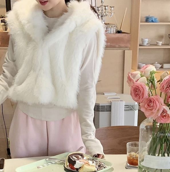★韓国系 カジュアル系 ふわふわ　帽子付き　袖なし ベスト コート｜ドレミファソラ・ねこ