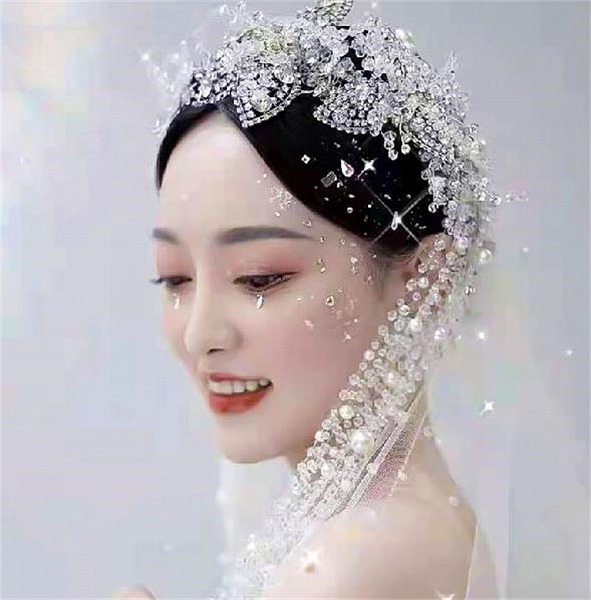 花嫁 王冠 ティアラ クリスタル ヘアバンド ファッションスタイリング