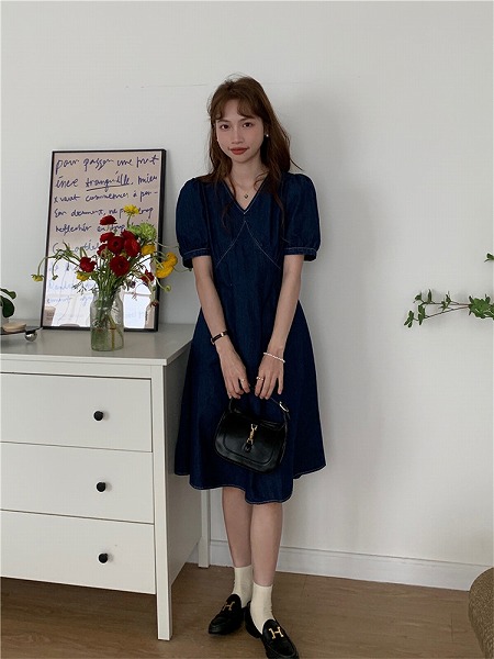 一気に大人モード デニムワンピース 半袖ワンピース ロングスカート ひざ丈 受け取って腰 Ｖネック｜ドレミファソラ・ねこ