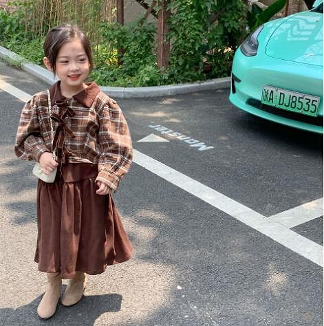 秋の新作子供服ガールズブラウス＋ハーフ丈スカートスーツ