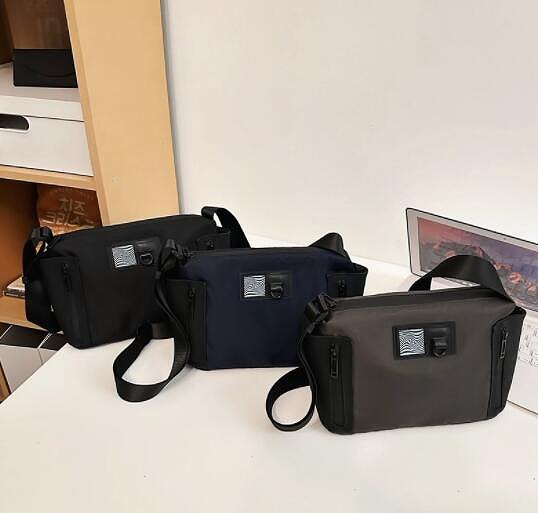メンズ ショルダーバッグ サコッシュ 斜め掛け お出かけ 撥水加工