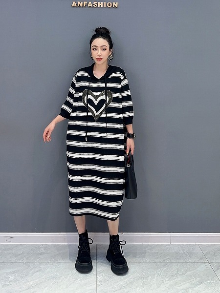 フード付きワンピース　ストライプワンピース　レーディスファション洋服　ワンピース
