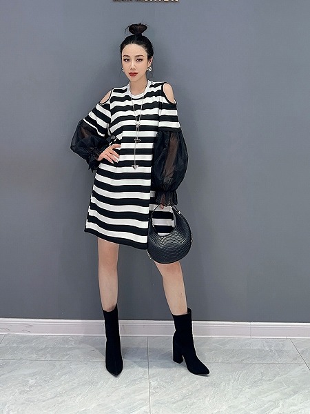 ボーダーチュニックワンピース　レーディスファション洋服　個性的トップス