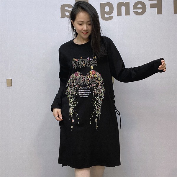 秋のゆったりサイズTシャツ風ワンピース　レーディスファション商品　ロングTシャツ