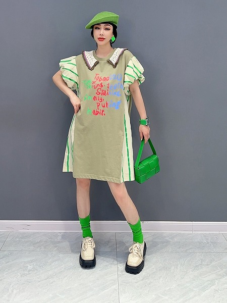 スタイリッシュなミディアムTシャツ風ワンピース　レディースファション商品