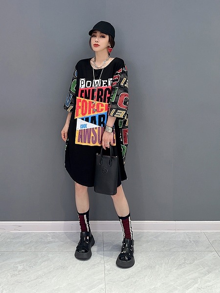 ミディアムワンピース　ゆったりTシャツ風ワンピース　個性的ワンピース　人気商品 11,348円