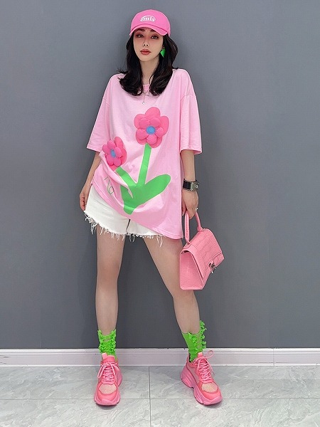 カジュアルトップス　花柄Tシャツ　レーディスファション商品　　カジュアルトップス