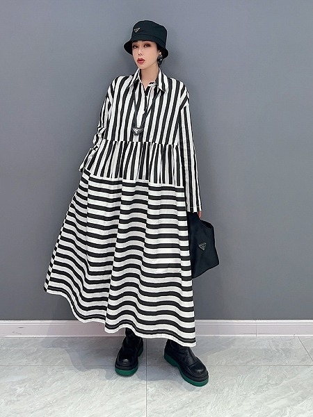 ストライプワンピース　レディースファション服　シャツ風ワンピース　カジュアル