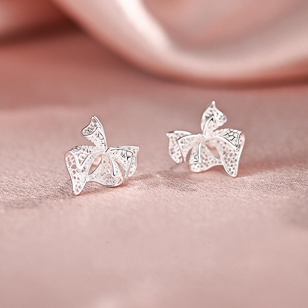 100％S999シルバー 　ピアス　ネジ式キャッチ　　高品質シルバーアクセサリー　DWY-C01136