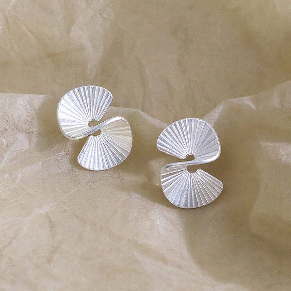 100％S925シルバー 　独自デザインピアス　18K金メッキマット仕上げ　　高品質シルバーアクセサリー