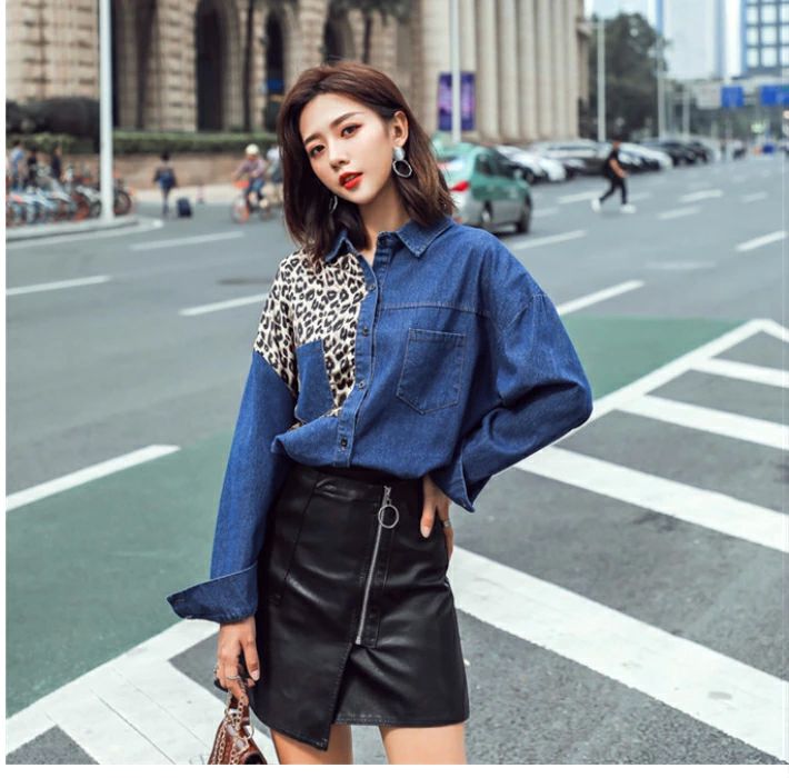 美品 ビアズリー 切手柄プリントドッキングデニムシャツ 切替ブラウス ワイド 美品 ビアズリー 切手柄プリントドッキングデニムシャツ 切替ブラウス