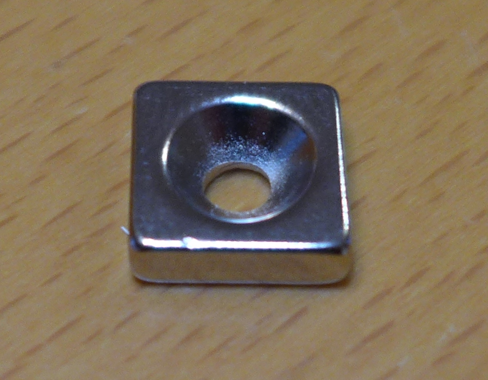 ネオジム磁石 角型皿穴付き10mm×10mm×3mm(N35) １個超強力 マグネット  強力磁石皿ネジで固定できるのでいろいろ使えます。木工・プラモデル・日曜大工・工作・DIY・釣り・車・バイク・紙留め・実験｜ネオジム磁石専門店レアマグネット