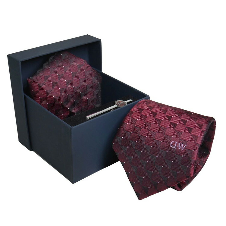 ダニエルウェリントン ネクタイ&タイバー&カフス 3点セットWINE DW02800019(代引不可)【送料無料】 楽天市場】ダニエルウェリントン ネクタイ&タイバー&カフス 3点セット