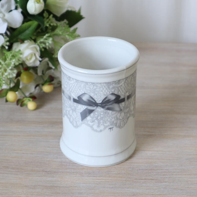 楽天市場 マチルドエム フリースタンドフランス ホワイト おしゃれ かわいい 歯ブラシ 歯ブラシ立て 歯ブラシスタンド ペン スタンド レース プレゼント ギフト リボン サロン マチルドm 白 収納 陶器 北欧 姫系 姫 輸入雑貨remlcbstvd0003 Re Lshop リエルショップ