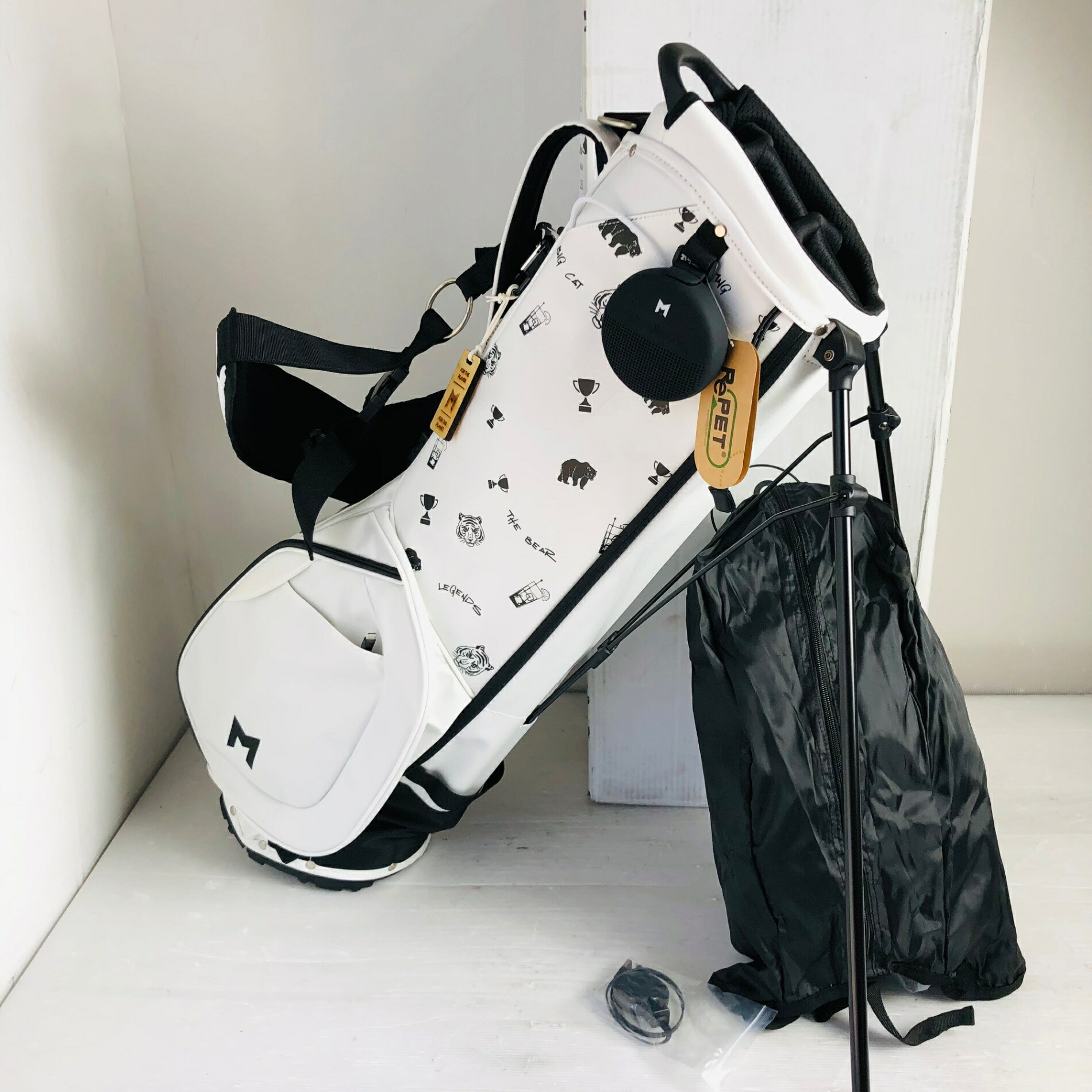 【新古品】 未使用品 MNML GOLF ミニマルゴルフ Swannies スワニーズ コラボ 8.5型 スタンド式 ホワイト ソーラーチャージャー Bluetoothスピーカー付き 限定モデル キャディバッグ ゴルフバッグ ゴルフ 初心者 入門｜リユースネクスト店