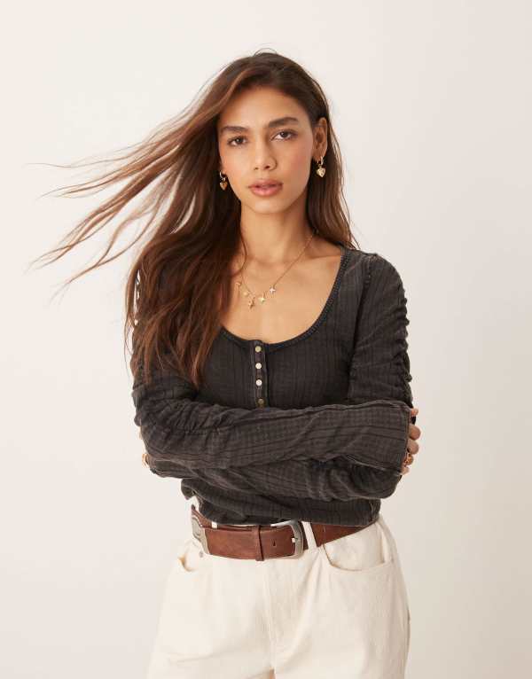 フリーピープル レディース トップス Tシャツ ギャザー Free People ruched sleeve pointelle henley top in washed Black ブラック