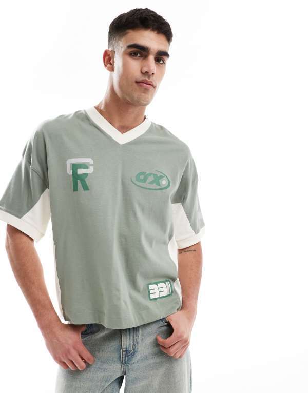 エイソス メンズ トップス Tシャツ ドロップショルダー シャツ グラフィック ASOS DESIGN boxy oversized drop shoulder T-shirt with cut and sew paneling and sports graphics Sea spray グリーン
