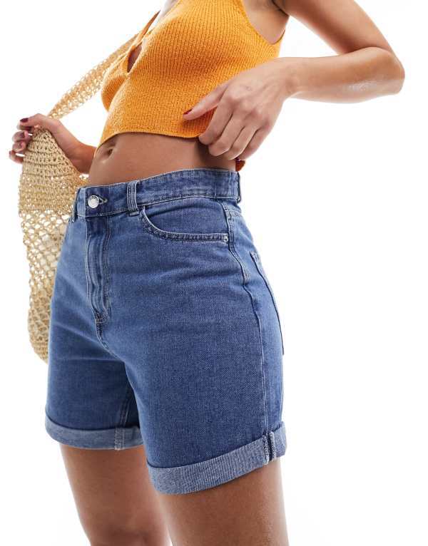 オンリー レディース ボトムス デニムパンツ ローライズ ショートパンツ デニム Only Vega low rise rolled hem mom denim shorts in medium Medium blue ブルー｜ReVida 店 14,896円