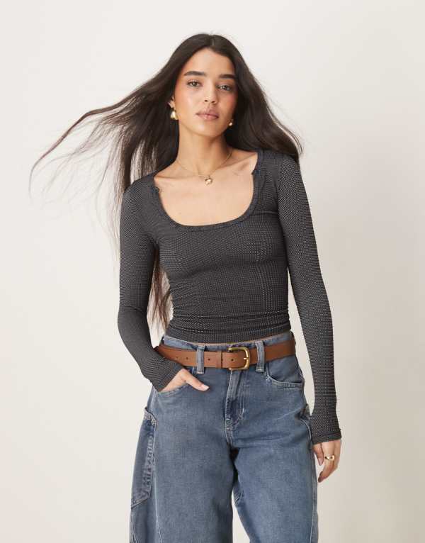 フリーピープル レディース トップス Tシャツ リブ Free People ribbed scoop neck long sleeve top in washed Black ブラック|ReVida 店