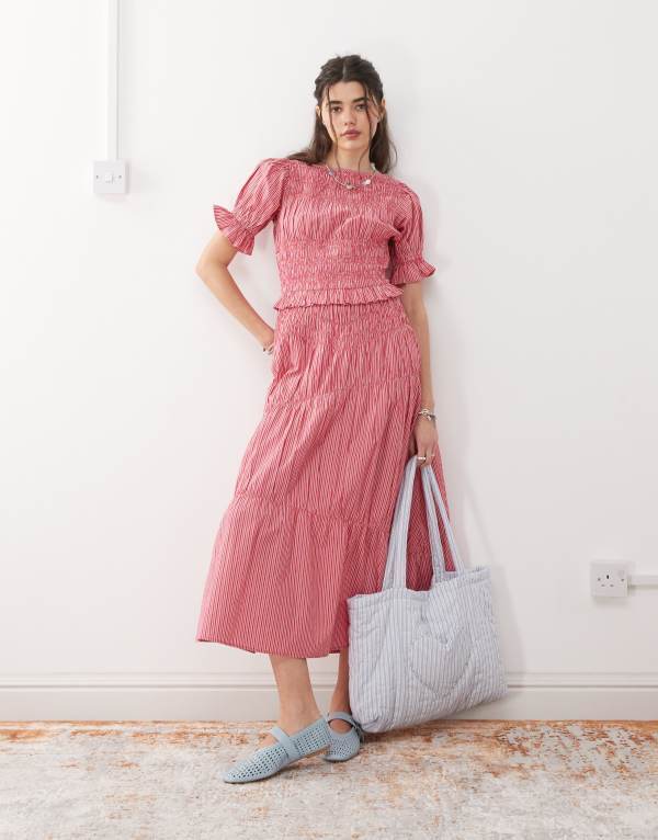リクレイム ヴィンテージ レディース トップス ワンピース ミディ Reclaimed Vintage midi sun dress with puff sleeve and shirred detail stripe Red stripe レッド|ReVida 店