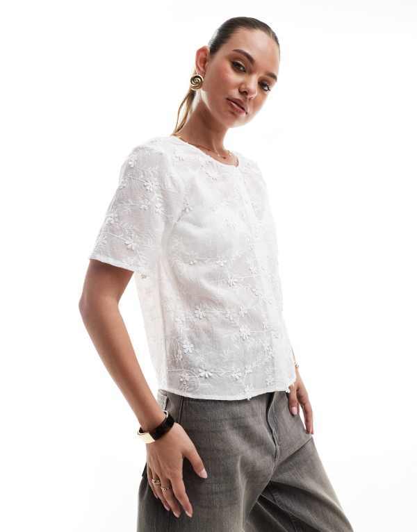 ピーシーズ レディース トップス Tシャツ フラワー柄 フラワー Pieces floral applique short sleeve button front top White ホワイト