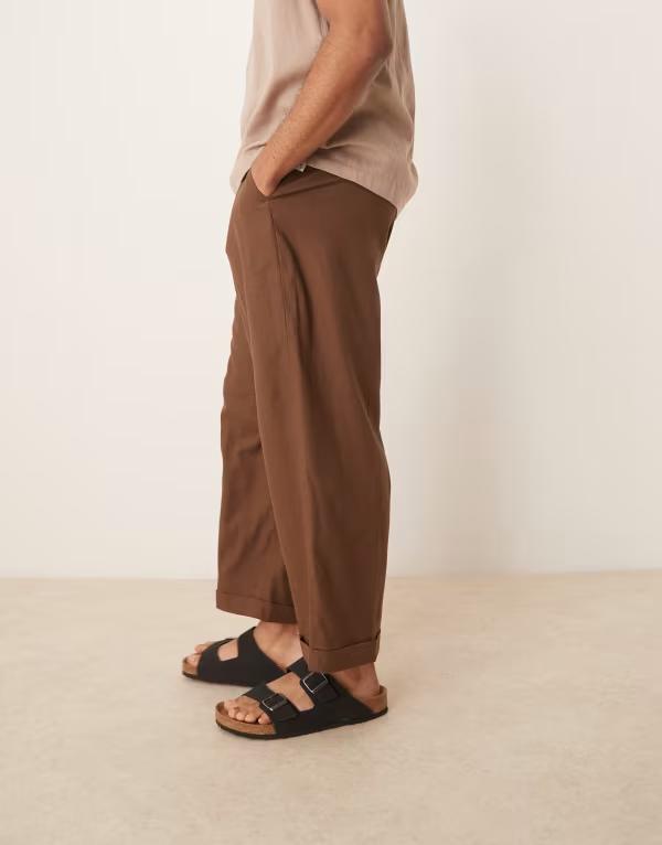 エイソス メンズ ボトムス 心地好いズボン下 ズボン下 クロップド リネン ASOS DESIGN smart cropped balloon linen blend pants with front pleat BROWN 赤銅色 メンズファッション-ズボン・パンツ