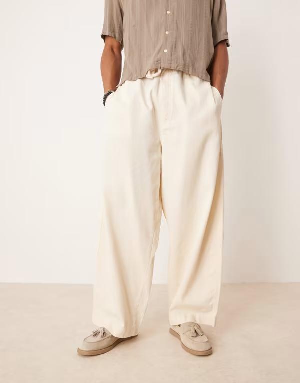 エイソス メンズ ボトムス カジュアルパンツ パンツ ASOS DESIGN lightweight herringbone parachute pants in ecru Greige エクリュ
