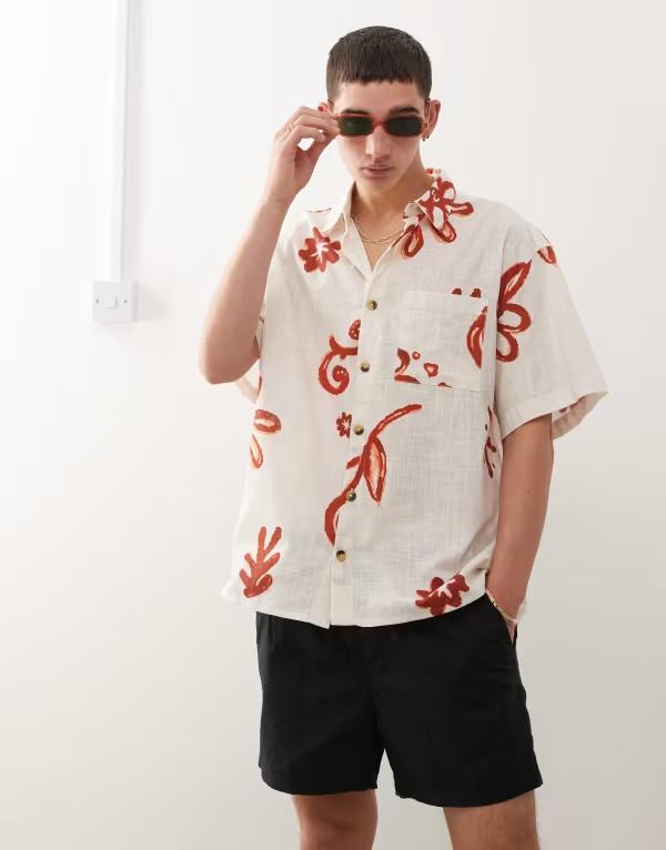 リクレイム ヴィンテージ メンズ トップス プルオーバー 御花柄 刷り上げる 御花 Reclaimed Vintage short sleeve shirt with red floral print インチ ecru CREAM 皮膚軟化剤