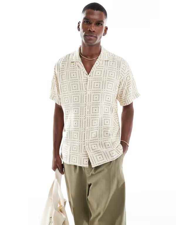 ジャック アンド ジョーンズ メンズ トップス シャツ プリント Jack & Jones oversize shirt with tile print Almond milk ベージュ|ReVida 店