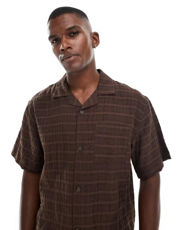 コットンオン メンズ トップス シャツ コットン Cotton:On Cotton On box fit short sleeve shirt in chocolate Chocolate チョコレート
