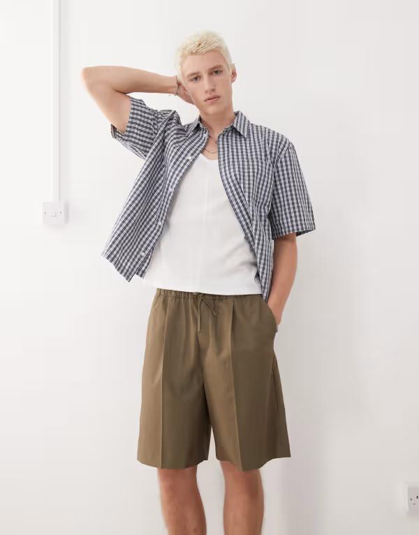 週日 メンズ ボトムス 二分の一ズボン下・さる股引き 遊撃手ズボン下 Weekday oversized smart shorts with elastic waist Khaki カーキ