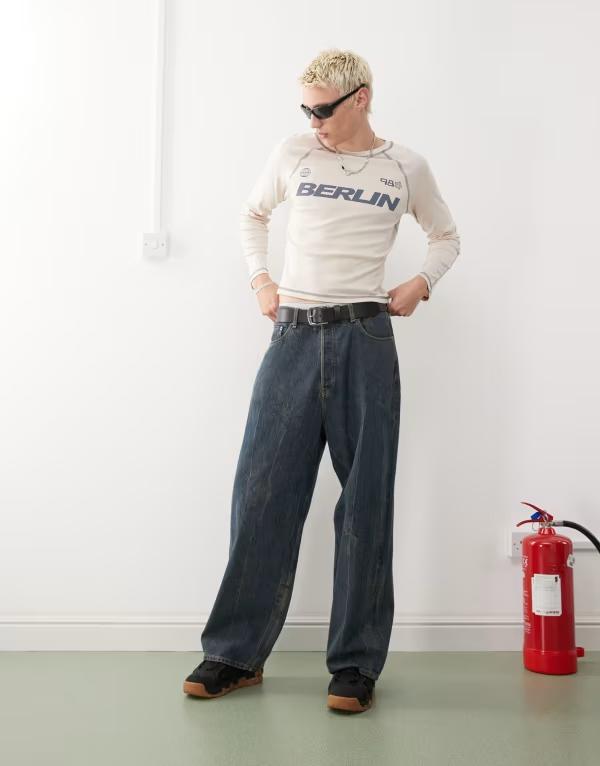 コルージョン メンズ トップス Tシャツ グラフィック COLLUSION long sleeve shrunken Berlin graphic soccer tee in stone STONE ストーン 7,546円
