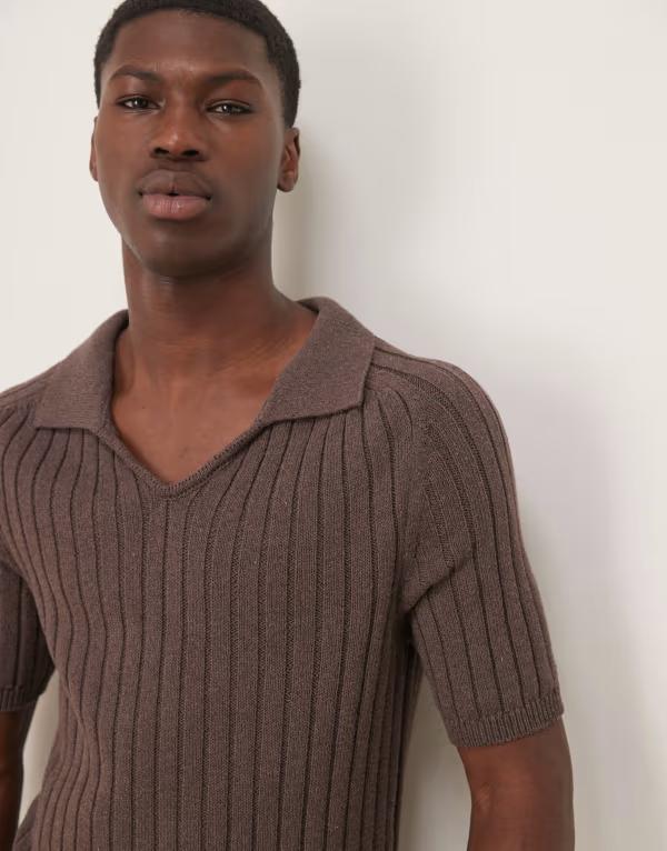 エイソス メンズ トップス スポーツシャツ リブニット プルオーバー 編み物 ASOS DESIGN muscle fit boxy rib knit polo shirt BROWN 赤銅色