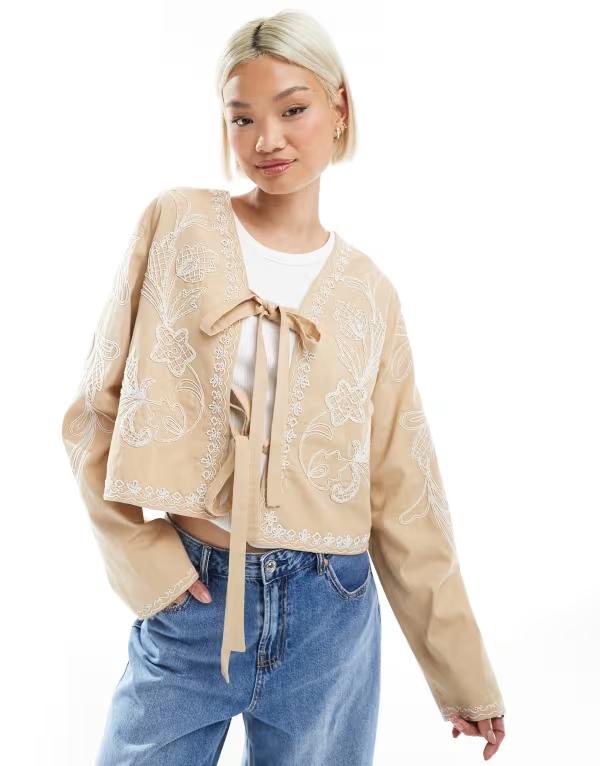 エイソス レディース アウター 上衣・上衣 刺しゅう クロップド 上衣 ASOS DESIGN embroidered bow front cropped jacket インチ stone Stone 石ころ