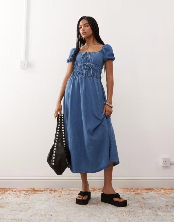 リクレイム ヴィンテージ レディース トップス ワンピース ミディワンピース ミディ デニム Reclaimed Vintage chambray denim midi dress with shirring details in mid Mid Blue ブルー