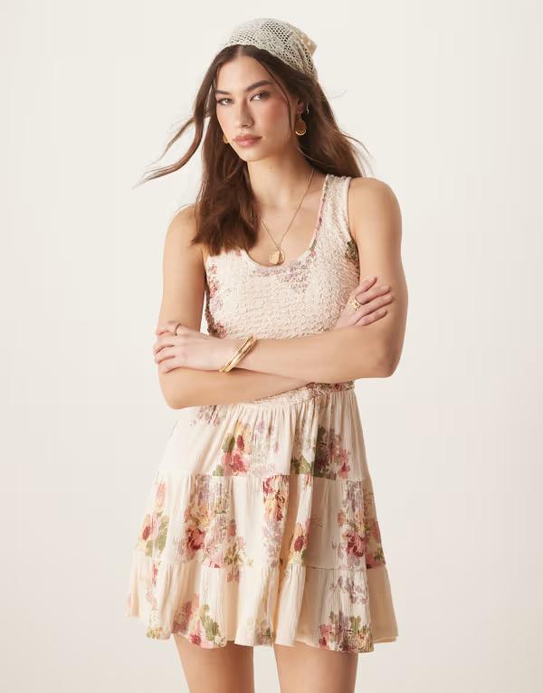 エイソス レディース トップス ワンピース ヴィンテージ ティアード ミニワンピース フラワー柄 プリント ミニ フラワー ASOS DESIGN crinkle scoop neck tiered mini dress in vintage floral print Vintage floral｜ReVida 店