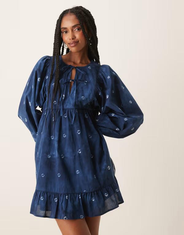 ノーバディーズ チャイルド レディース トップス ワンピース バルーンスリーブ ミニワンピース プリント ミニ Nobody's Child Mae tie-detail balloon sleeve mini dress print Shibori ブルー|ReVida 店