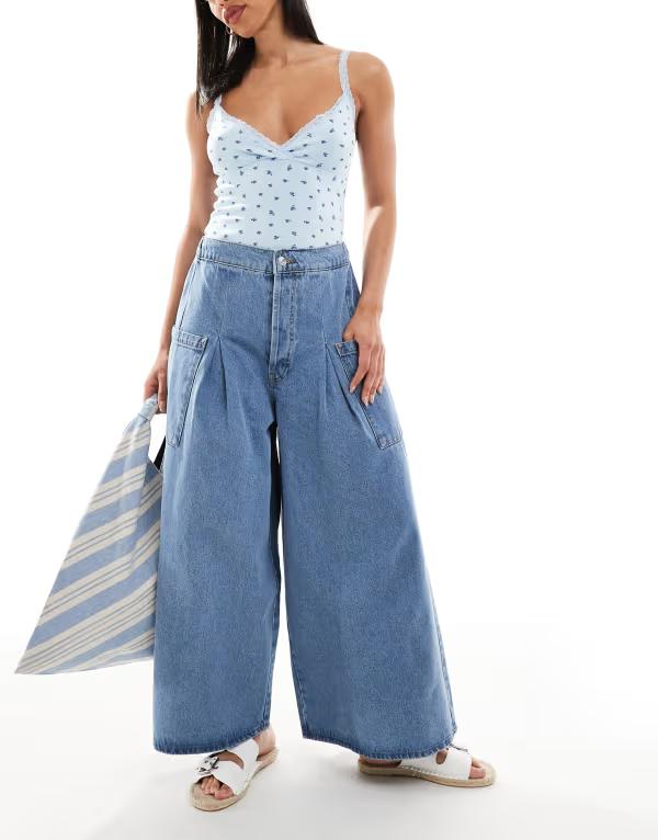 エイソス レディース ボトムス デニムパンツ ワイドレッグ クロップド ジーンズ ASOS DESIGN wide leg cropped swoosh jeans with pockets and crease front details in light wash LIGHT WASH