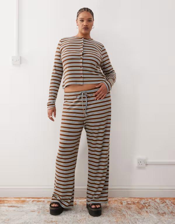 コルージョン レディース ボトムス カジュアルパンツ リブニット プラスサイズ パンツ ニット COLLUSION Plus relaxed rib knit striped pants Multi stripe マルチカラー｜ReVida 店