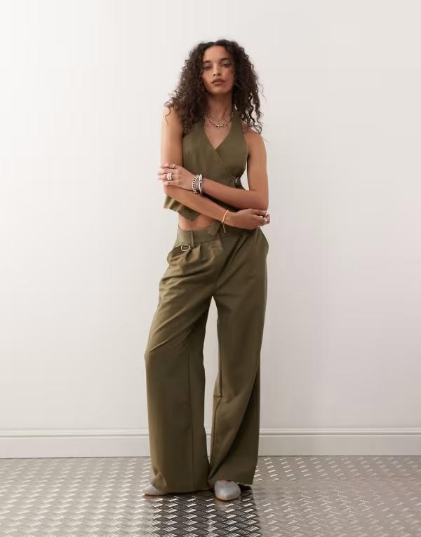 コルージョン レディース ボトムス カジュアルパンツ ワイドレッグ パンツ COLLUSION wide leg tailored pants - part of a set Khaki カーキ