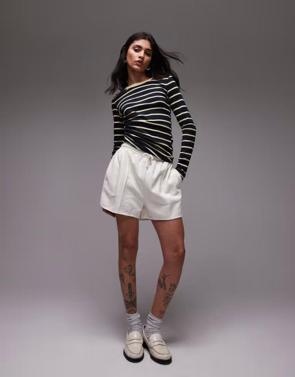 トップショップ レディース ボトムス ハーフパンツ・ショーツ パンツ スウェットパンツ ショートパンツ Topshop pintuck sweatpants fabric shorts in ecru ECRU エクリュ