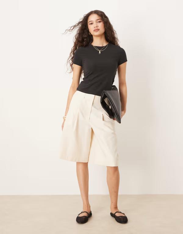 エイソス レディース ボトムス ハーフパンツ・ショーツ ショートパンツ ASOS DESIGN longline pleat front safari shorts in cream Cream クリーム