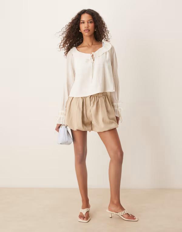 エイソス レディース ボトムス ハーフパンツ・ショーツ ショートパンツ ASOS DESIGN tailored crinkle bubble hem shorts in stone Stone ストーン
