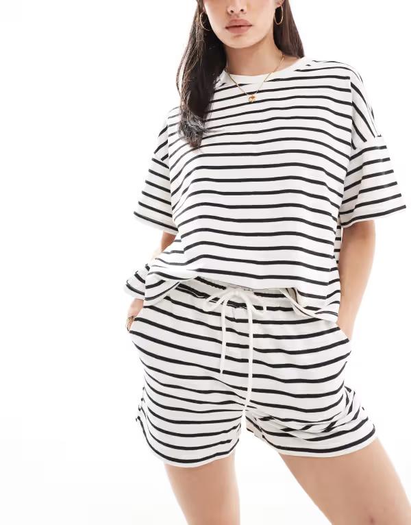 ピーシーズ レディース ボトムス ハーフパンツ・ショーツ スウェット シャツ ショートパンツ Pieces tie waist sweatshirt fabric shorts and white stripe - part of a set Mono stripe ストライプ