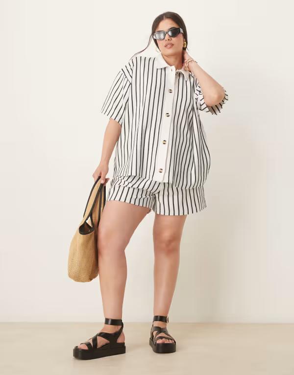エイソス レディース ボトムス ハーフパンツ・ショーツ ショートパンツ ASOS Curve ASOS DESIGN Curve textured shorts in cream and navy stripe - part of a set Multi stripe マルチカラー
