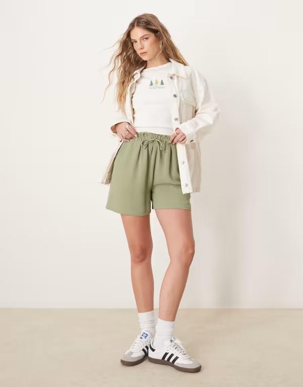 ヴィラ レディース ボトムス ハーフパンツ・ショーツ ショートパンツ VILA loose fit tie waist shorts in oil Oil green グリーン