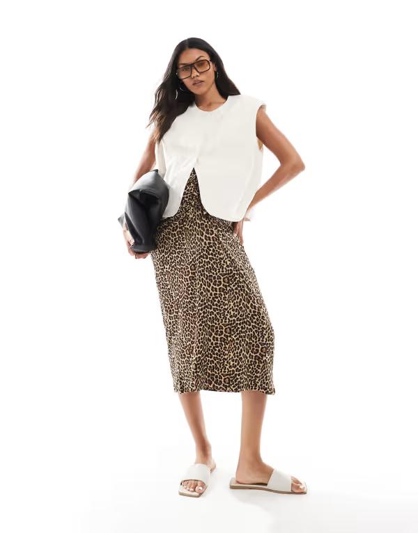 ママライシアス レディース ボトムス スカート プリント ギャザー ミディ マタニティ Mama.licious Mamalicious Maternity ruched over the bump midi skirt in leopard print Silver Mink LEO ミンク