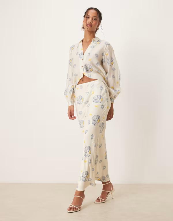 ネバーフリードレスド レディース ボトムス スカート プリント サテン マキシ Never Fully Dressed satin slip maxi skirt in oyster lemon print - part of a set Oyster