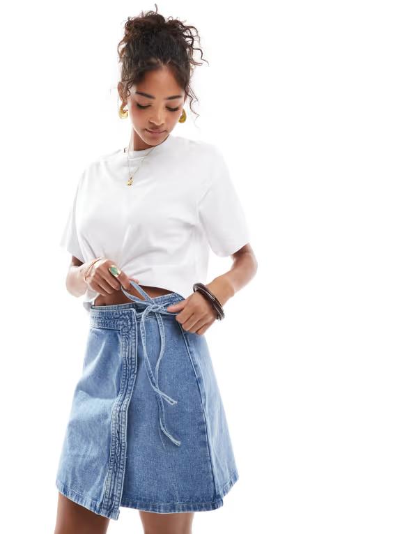 ヴェロモーダ レディース ボトムス スカート ミニ デニム Vero Moda denim wrap mini skirt in medium Medium blue denim デニム｜ReVida 店