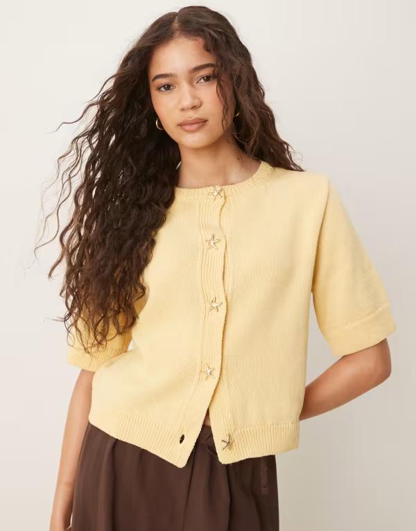 エイソス レディース アウター ジレー 編み物 ASOS DESIGN knit half sleeve cardigan with shell buttons インチ ecru ecru エクリュ カーディガン・ボレロ-レディースファッション